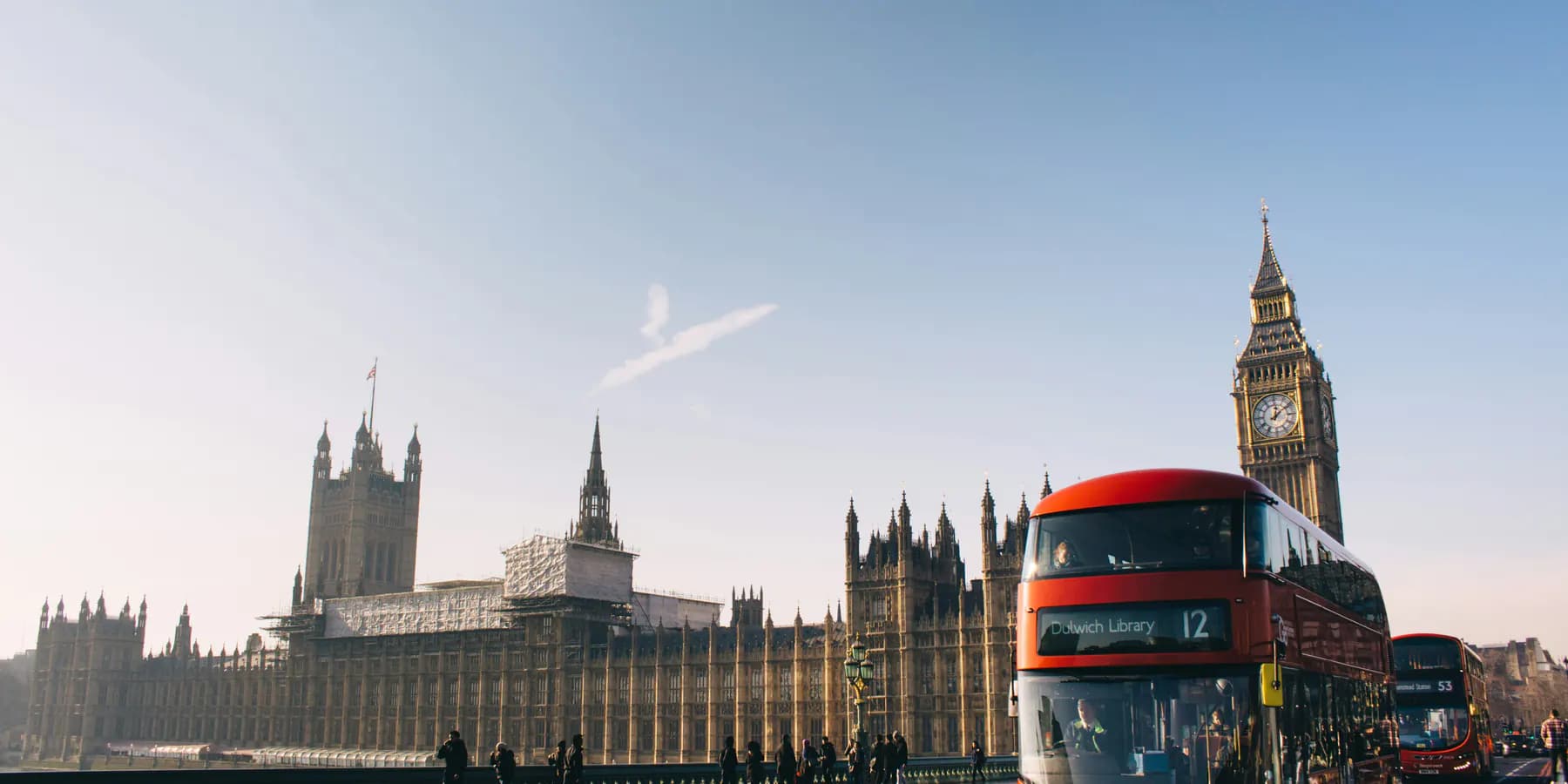 Roter Doppeldeckerbus vor dem Palace of Westminster in London