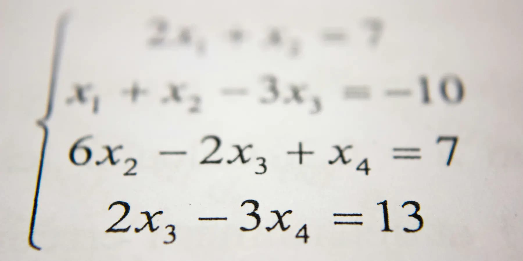 Mathematische Formeln und Berechnungen auf kariertem Papier