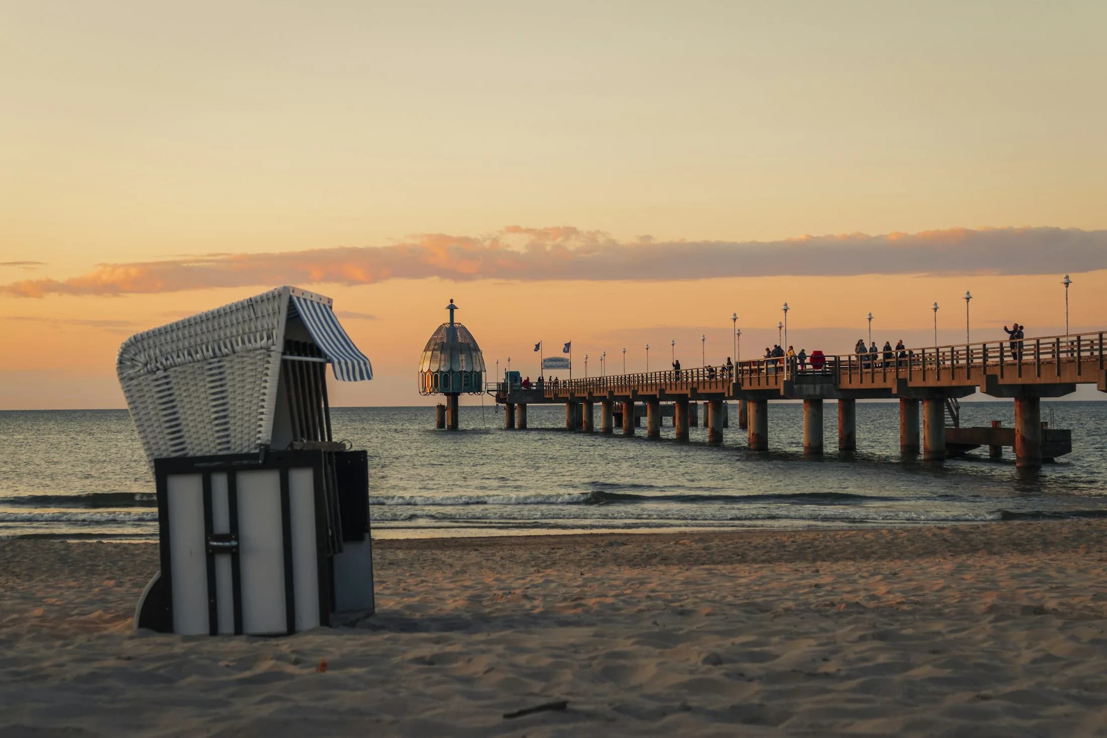 Mecklenburg-Vorpommern Lernszene mit Wasserlandschaft als ruhigem Hintergrund