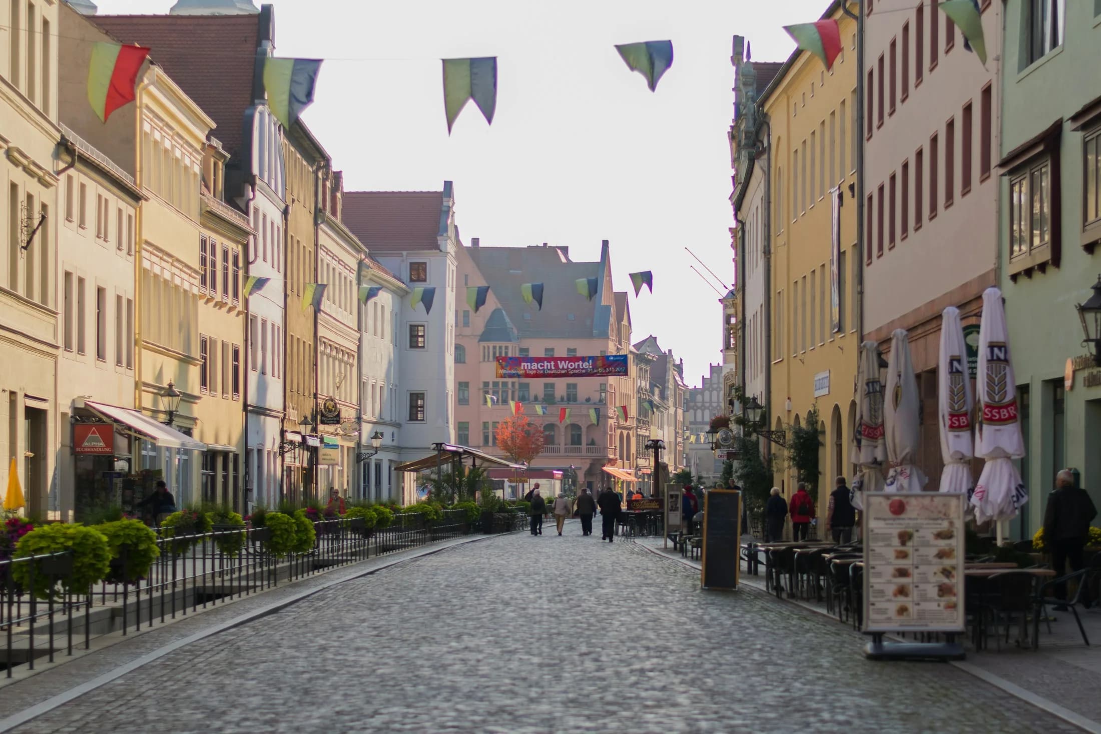 Historische Gasse in Sachsen-Anhalt als Hero-Bild fuer den Oberstufenartikel
