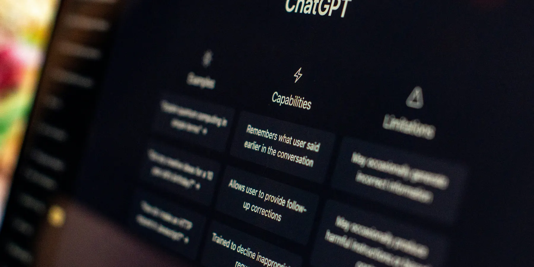 Nahaufnahme eines Computerbildschirms mit einer geöffneten KI-Chatoberfläche