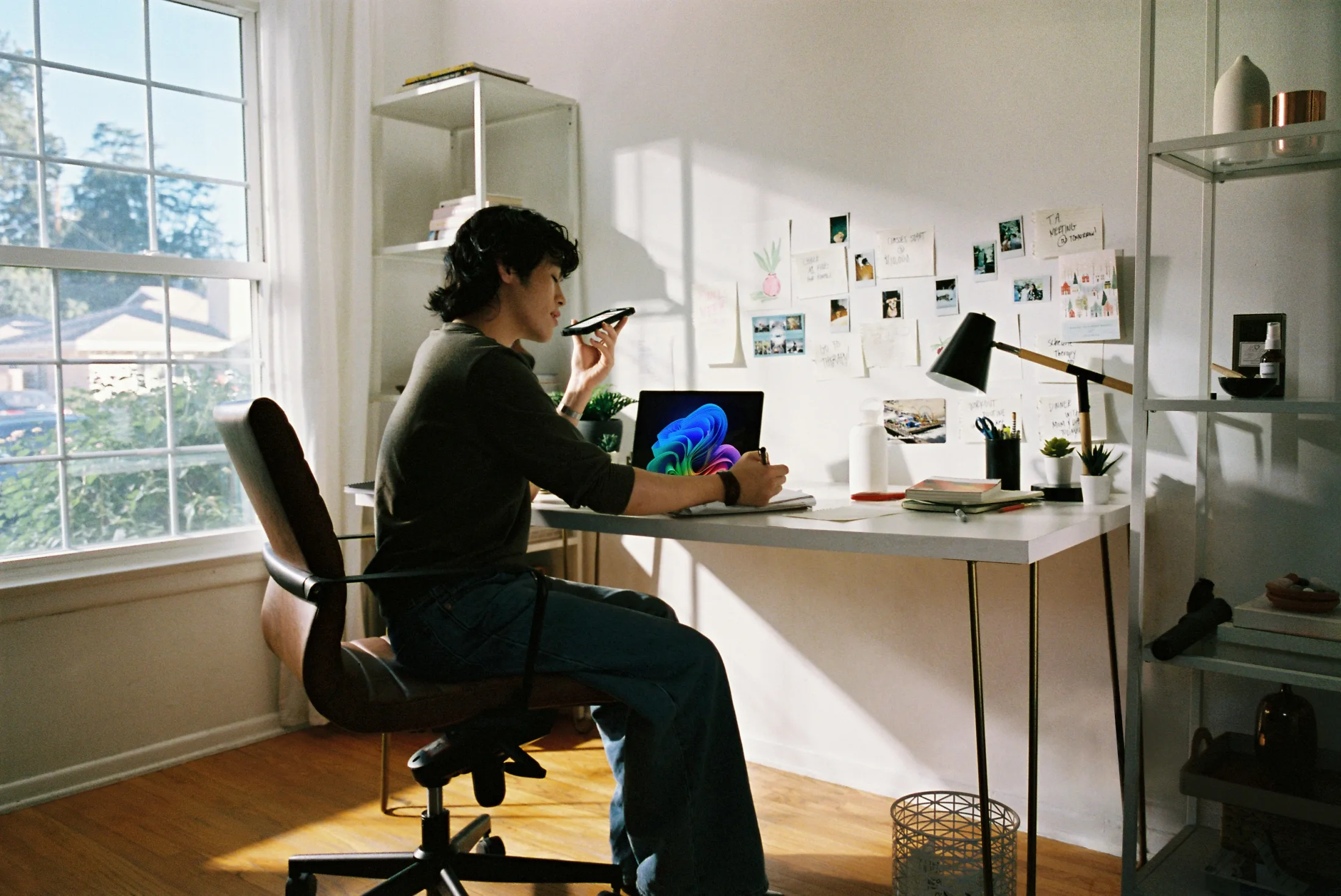 Arbeitsplatz mit Laptop und Notizen als Symbol für die gezielte Planung des Abiturschnitts
