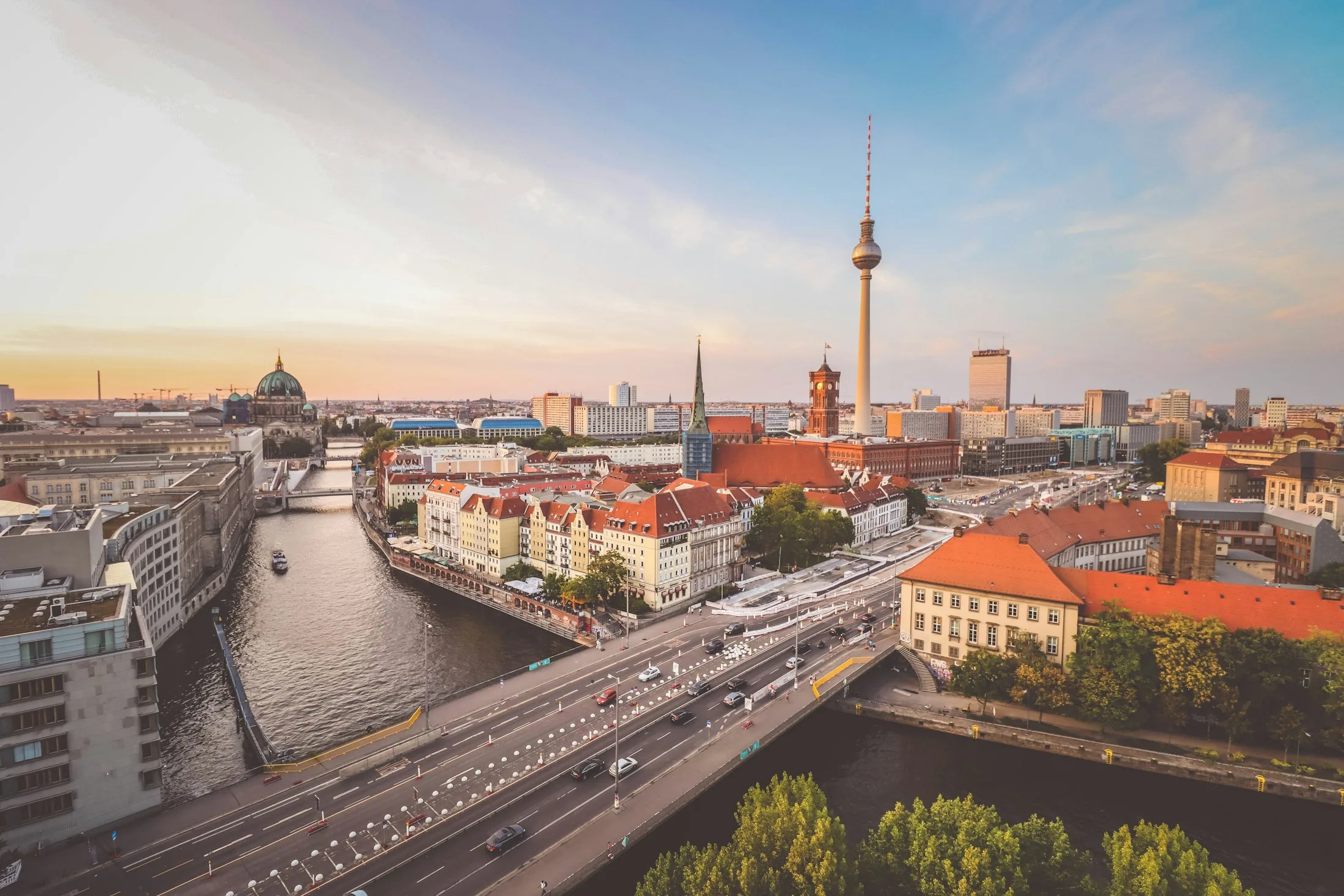 Berlin Skyline und Wasserfront als Hero-Bild für den Oberstufenartikel