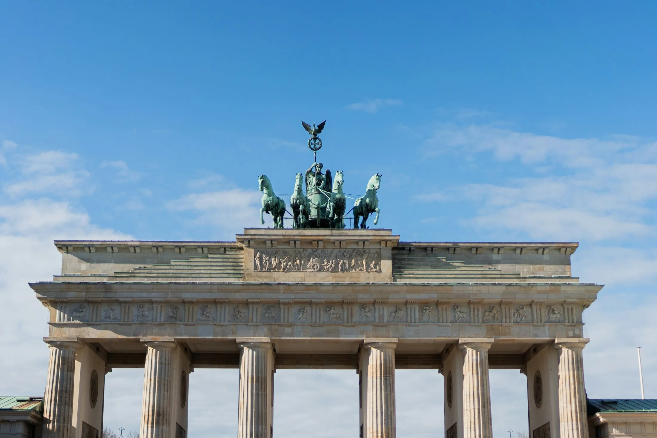 Brandenburg-Lernmotiv für Abiturplanung mit urbaner Architektur im Hintergrund