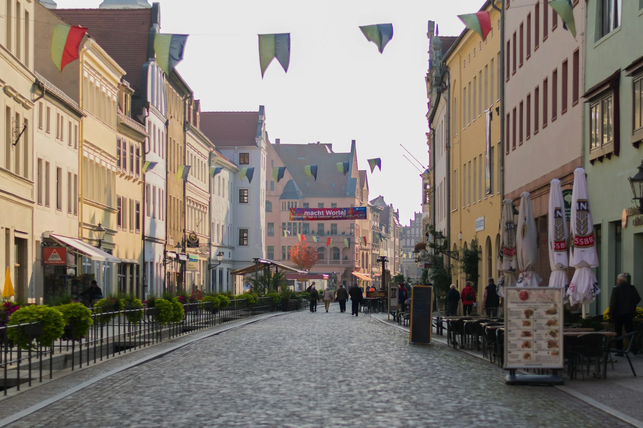 Historische Gasse in Sachsen-Anhalt als Hero-Bild fuer den Oberstufenartikel