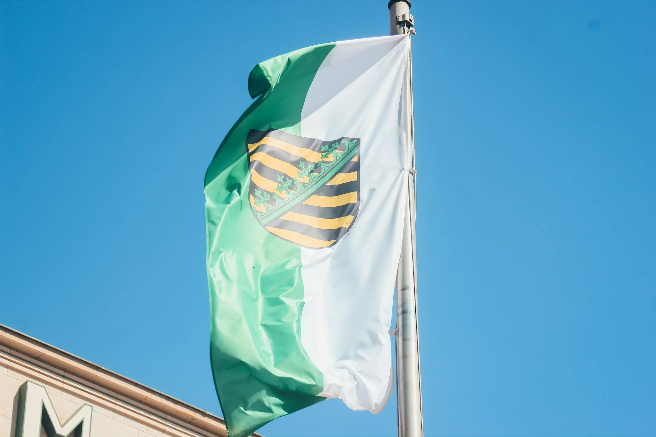 Sachsen-Motiv mit Landesflagge als Hero-Bild für den Artikel zur Abiturberechnung